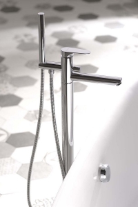 CORNELI térben álló kádcsaptelep zuhanyszettel, króm (CE21)