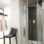 Deante Cubic szimmetrikus zuhanyzó, egy nyíló ajtóval